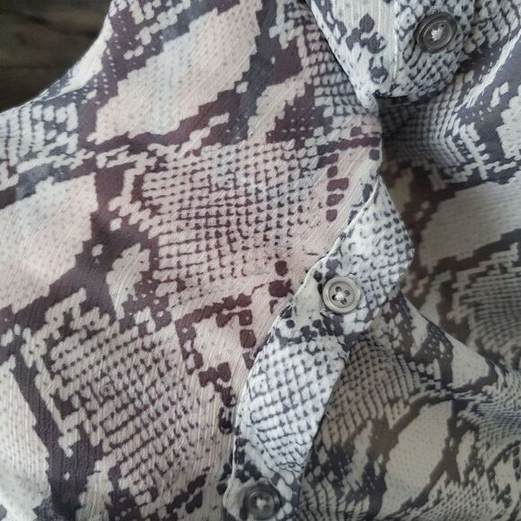 KUT from the Kloth snakeskin pattern button down Women's Size XL petite - Picture 6 of 8